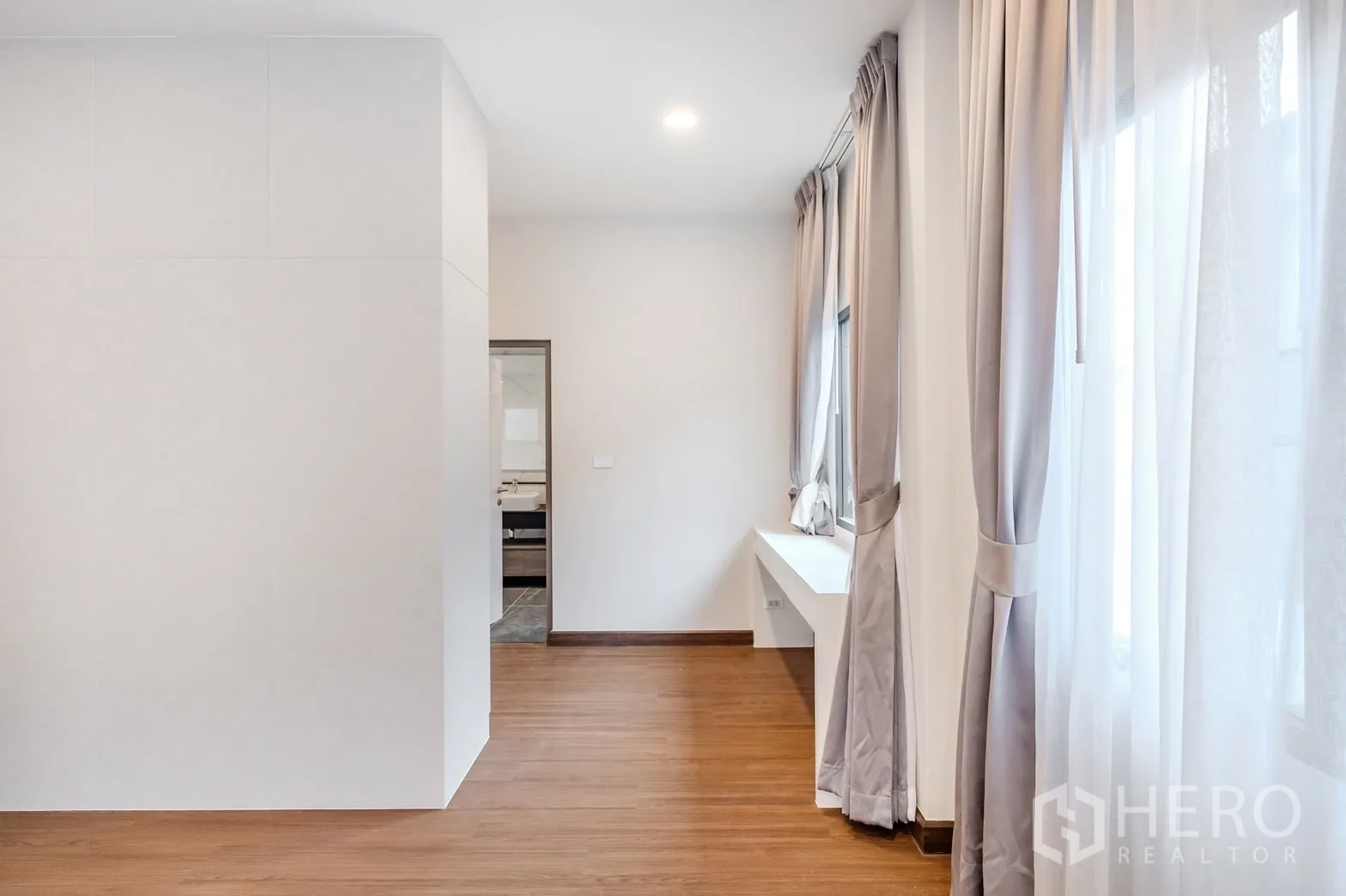 Detached House for rent in Bang Phli, Samut Prakan - Ensuite bathroom with glass shower, dual basins and marble walls