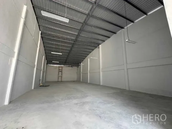 คลังสินค้า ให้เช่าในMueang Samut Sakhon, Samut Sakhon - ภายในโกดังโล่งไร้เสากลาง หลังคาเหล็กสูง ไฟ LED พื้นคอนกรีตเรียบ