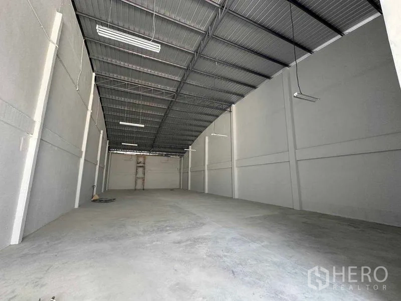 คลังสินค้า ให้เช่าในMueang Samut Sakhon, Samut Sakhon - ภายในโกดังโล่งไร้เสากลาง หลังคาเหล็กสูง ไฟ LED พื้นคอนกรีตเรียบ