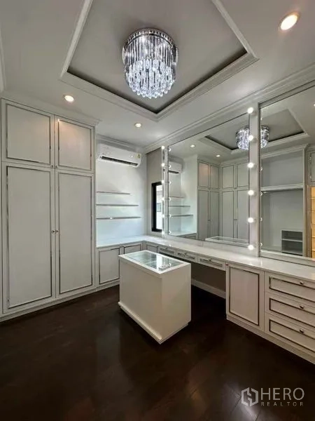 Detached House for sale in Prawet, Bangkok - Walk-in closet with vanity, mirrored walls and chandelier lighting.