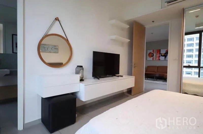 คอนโด ให้เช่าในWatthana, Bangkok - มุมห้องนอนหลักกับเคาน์เตอร์แขวนผนัง กระจกกลม และทีวี