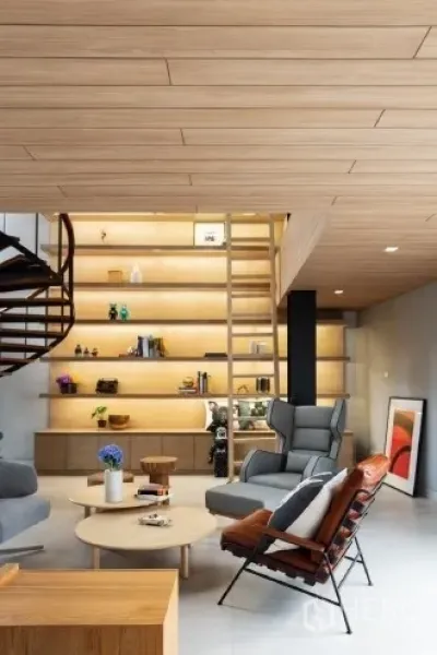 สำนักงานที่บ้าน ขายในKhlong Toei, Bangkok - มุมนั่งเล่นโทนไม้ ฝ้าไม้ ชั้นวางบิลท์อินและเก้าอี้สมัยใหม่