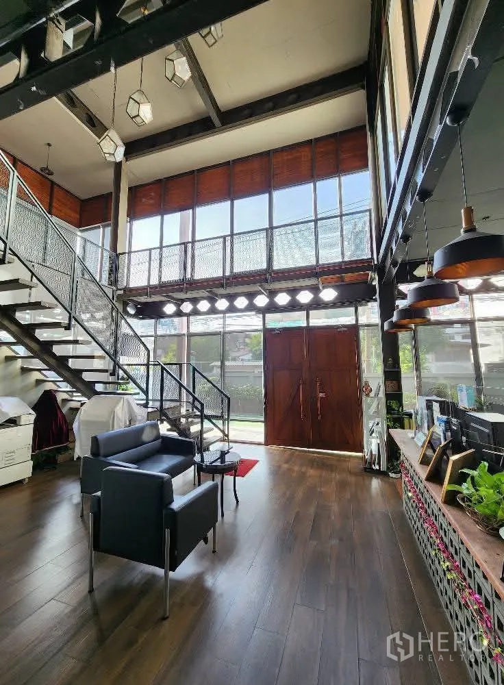 Home Office for rent in Mueang Nonthaburi, Nonthaburi - Lobby with high ceiling, wooden double doors and lounge seating.