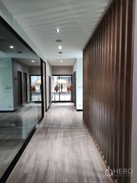 คลังสินค้า ขายในLat Krabang, Bangkok - โถงทางเดินสไตล์โมเดิร์น ผนังลายไม้ ไฟดาวน์ไลต์ และฉากกระจก