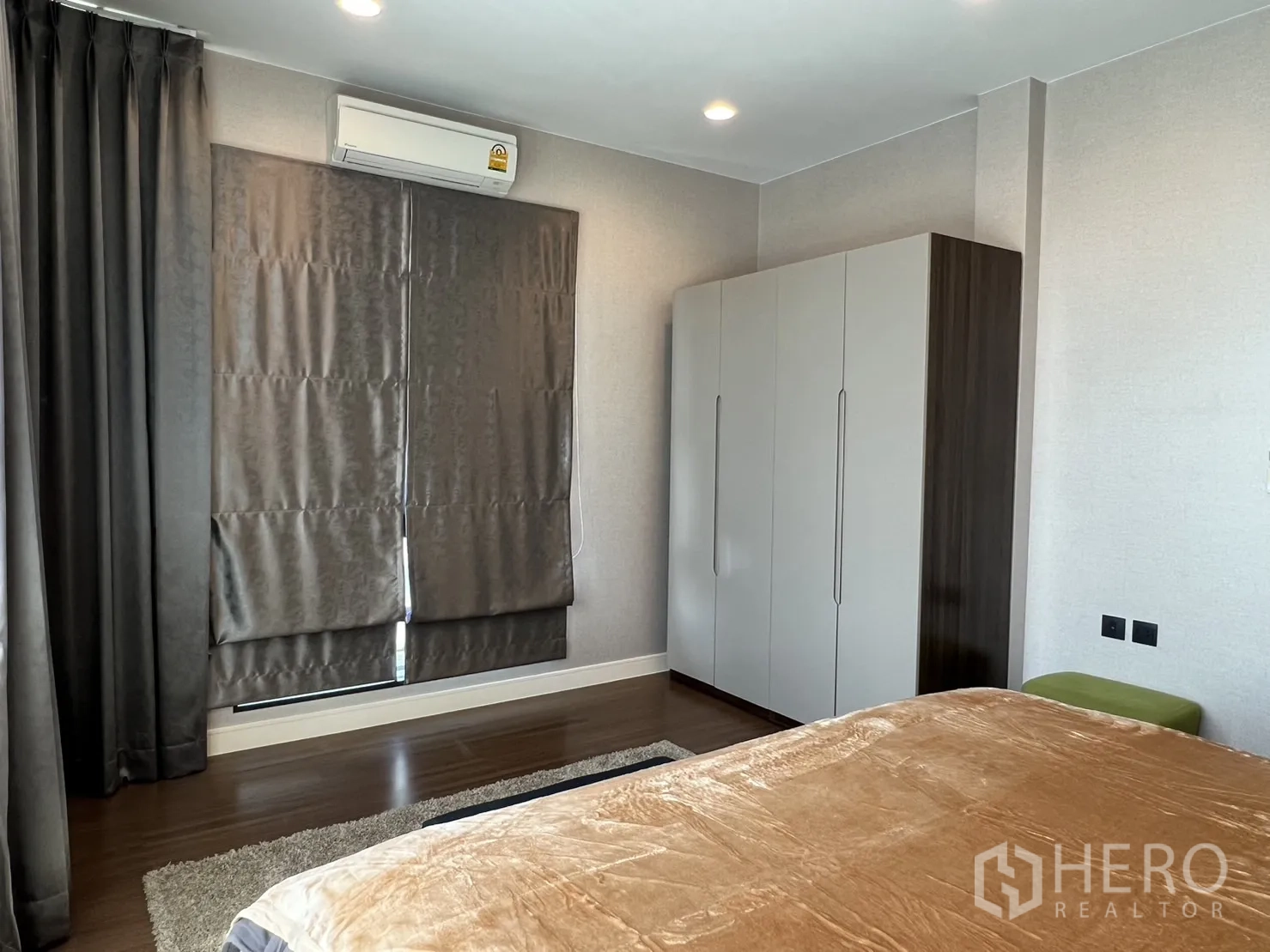 บ้าน ให้เช่าในBang Kapi, Bangkok - มุมห้องนอนพร้อมตู้เสื้อผ้าบิวท์อิน ผ้าม่าน และพื้นไม้