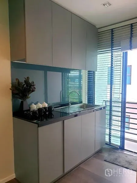 สำนักงานที่บ้าน ให้เช่าในBang Phli, Samut Prakan - ครัวแพนทรี่สีเทาพร้อมตู้บิวท์อิน เคาน์เตอร์หิน และหน้าต่างบานใหญ่