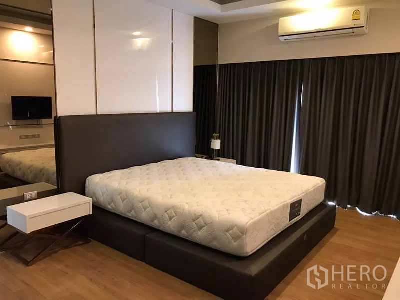 Detached House for rent in Bang Phli, Samut Prakan - Master bedroom with platform bed, floor-to-ceiling blackout curtains and air conditioning.