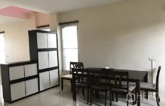 สำนักงานที่บ้าน ให้เช่าในLat Phrao, Bangkok - พื้นที่รับประทานอาหาร โต๊ะหกที่นั่ง พื้นกระเบื้องเงา พร้อมตู้กั้นและหน้าต่างสูง