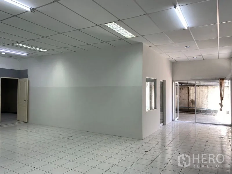 Warehouse for rent in Chatuchak, Bangkok - Large flexible office space with sliding glass doors to the loading area.