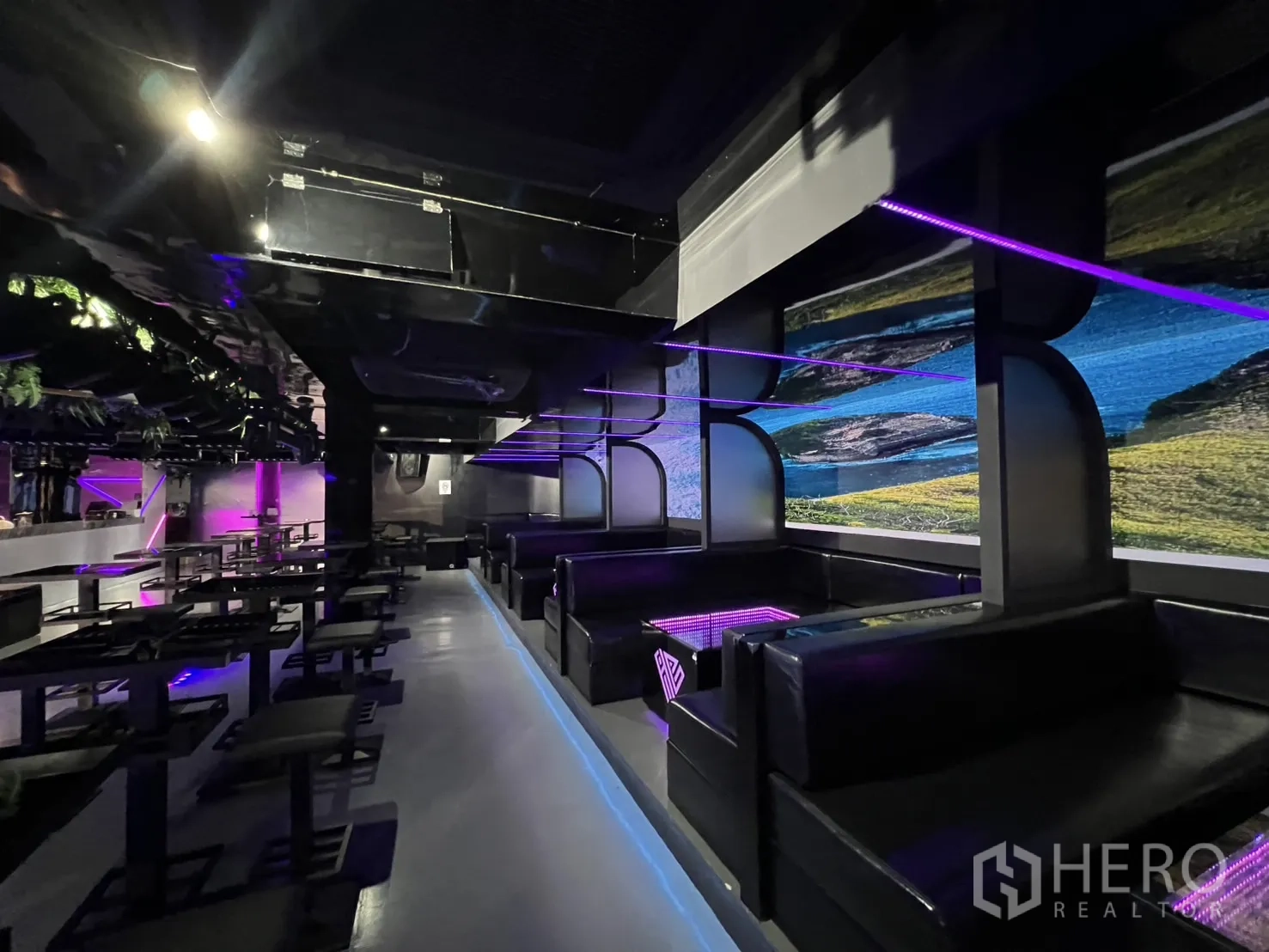 零售空间 出租在Watthana, Bangkok - 皮质卡座配紫色灯带与数字屏幕。