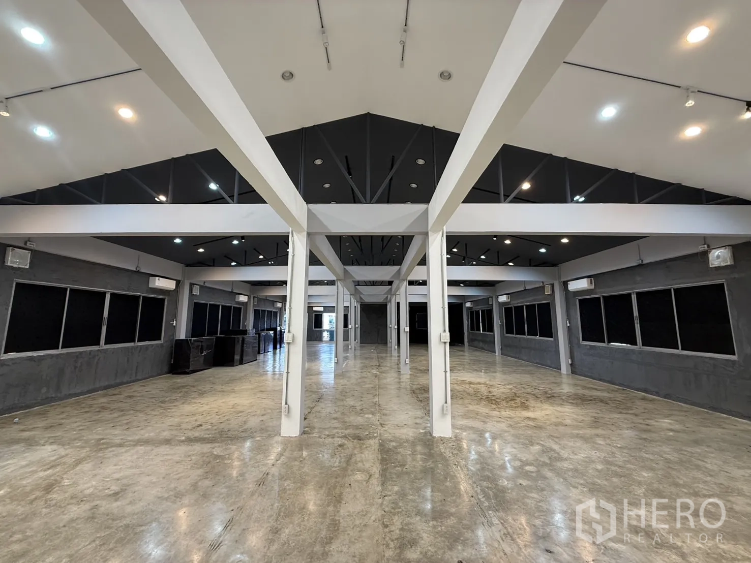 สำนักงาน ให้เช่าในWang Thonglang, Bangkok - มุมมองตามแนวกลางอาคาร โถงยาวโล่ง มีหน้าต่างสองฝั่งและแสงสว่างทั่วถึง