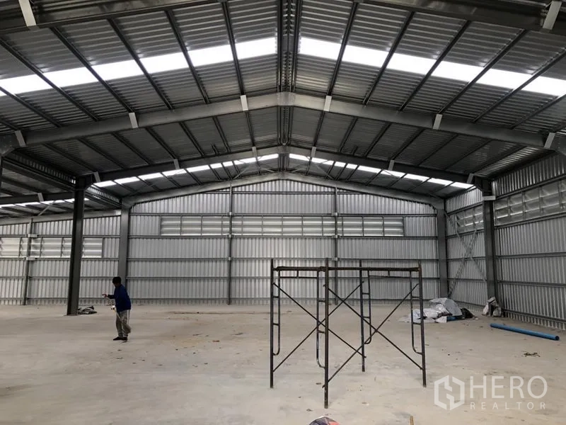 货栈 出租在Lak Si, Bangkok - 仓库背墙设通风百叶，中间有脚手架。