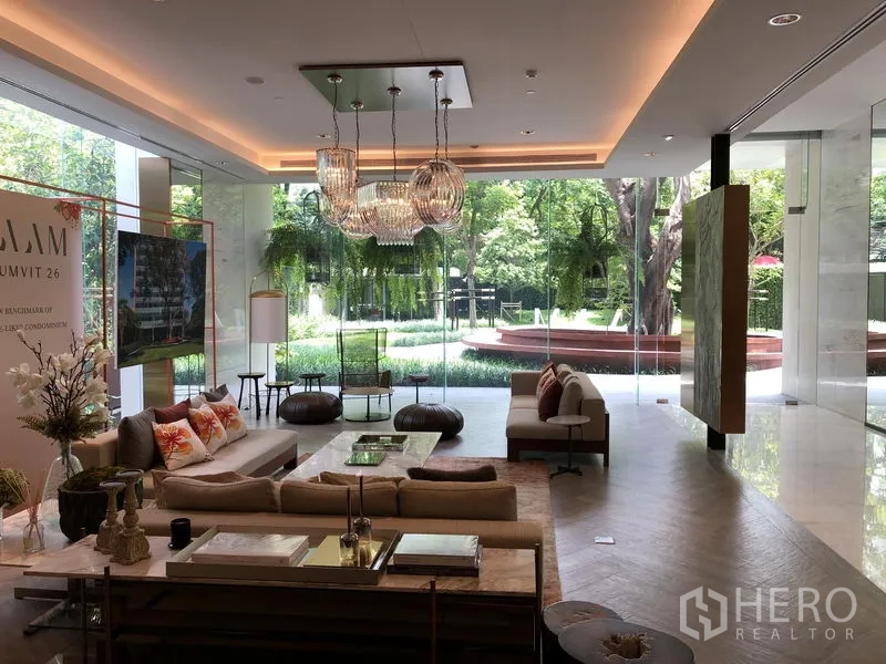 คอนโด ให้เช่าหรือขายในKhlong Toei, Bangkok - ล็อบบี้คอนโดหรูหราพร้อมโคมไฟระย้า มองเห็นสวนผ่านผนังกระจก