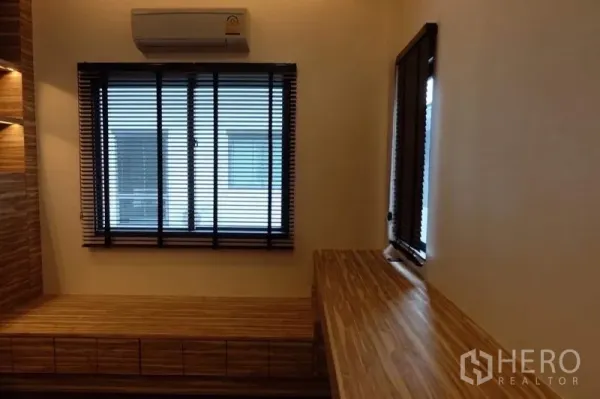 Detached House for rent in Bang Kapi, Bangkok - Cozy study corner featuring wood bench seating, window blinds and wall-mounted air conditioner.