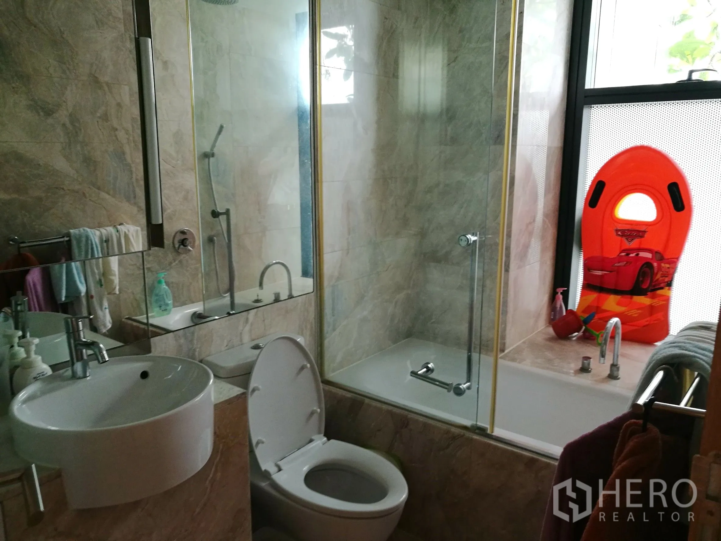 Condominium for rent or sale in Sathon, Bangkok - Marble-finished bathroom with a bathtub, glass screen, overhead shower and large mirror.