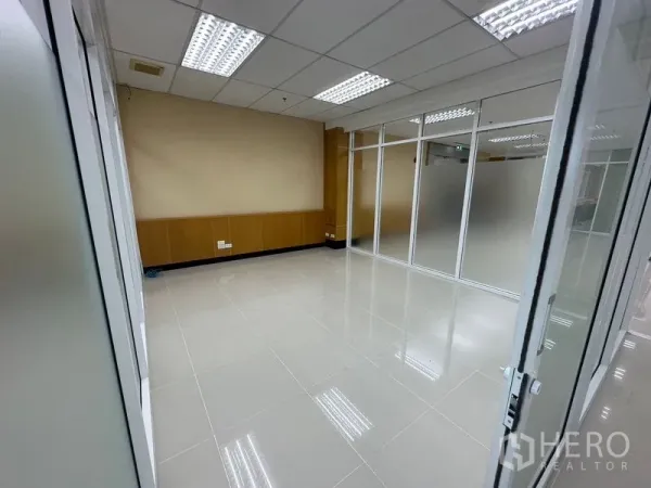办公空间 出租在Suan Luang, Bangkok - 带磨砂玻璃隔断的独立办公间，亮面地砖与格栅天花灯。