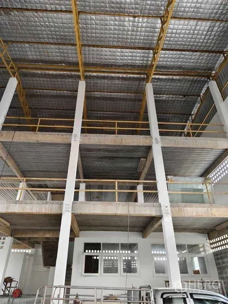 คลังสินค้า ให้เช่าในPhra Khanong, Bangkok - มุมมองด้านหน้าของชั้นลอยสามระดับ ใต้หลังคาบุฉนวน