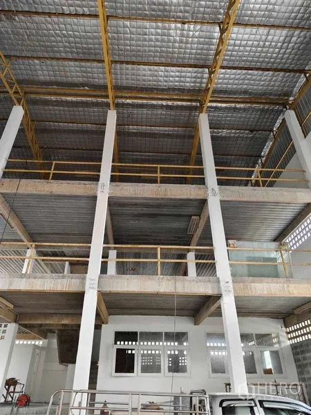 คลังสินค้า ให้เช่าในPhra Khanong, Bangkok - มุมมองด้านหน้าของชั้นลอยสามระดับ ใต้หลังคาบุฉนวน