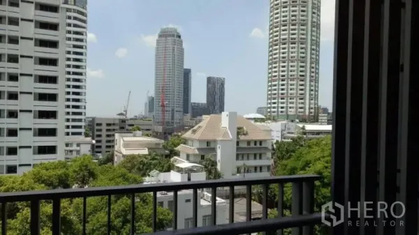 คอนโด ให้เช่าหรือขายในWatthana, Bangkok - วิวเมืองจากระเบียงคอนโด เห็นอาคารสูงและต้นไม้