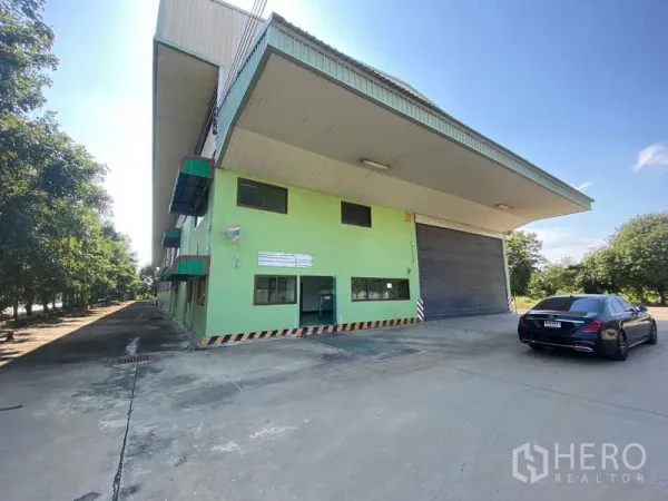 Warehouse for rent in Lat Lum Kaeo, Pathum Thani - Close view of warehouse entrance showing wide loading bay, office windows and high roller door.