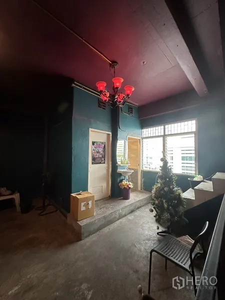 พื้นที่ขายปลีก ให้เช่า - โถงกลางชั้นบนมีโคมไฟระย้า หน้าต่างบานใหญ่ ประตูเก็บของ และบันได