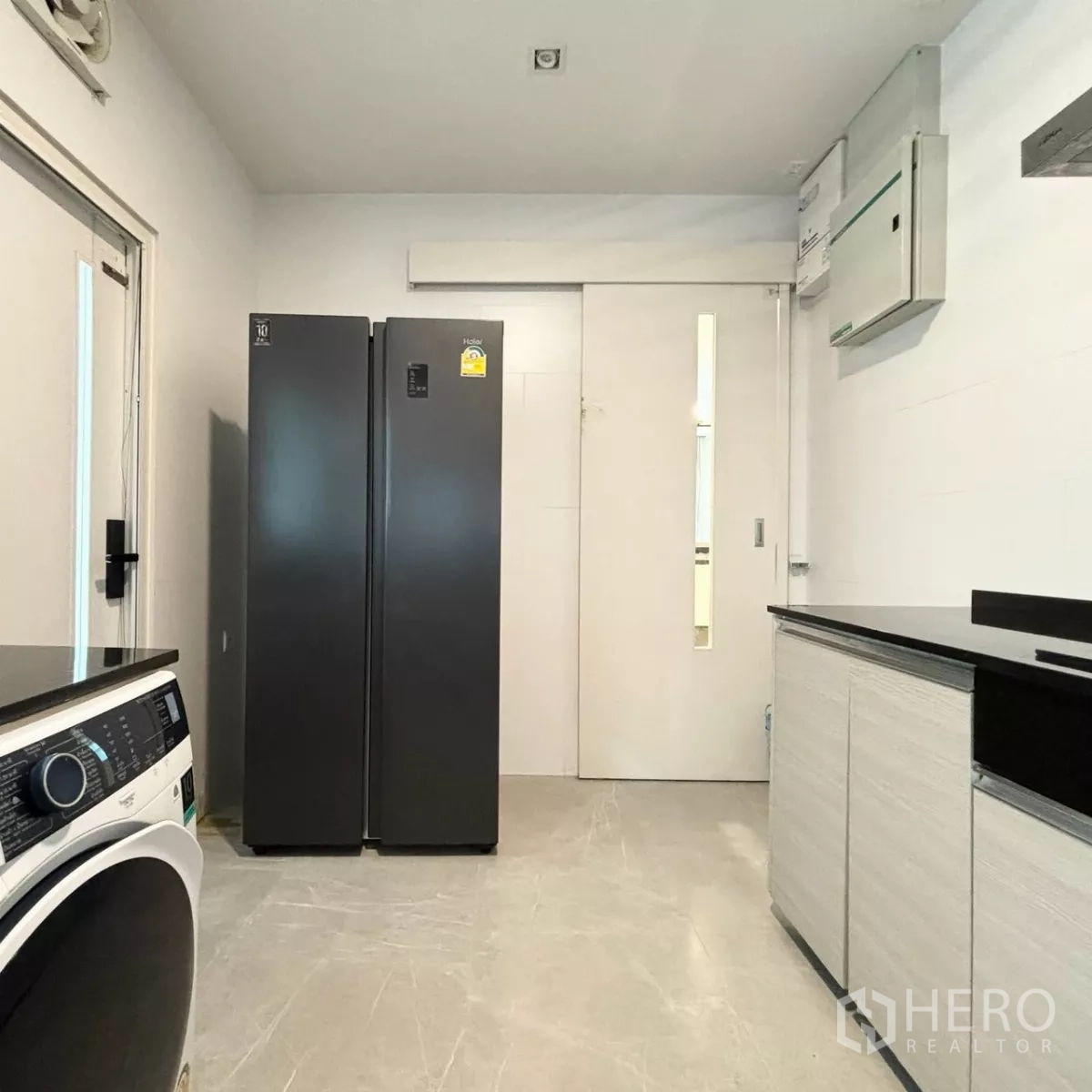 บ้าน ให้เช่าหรือขายในPrawet, Bangkok - ห้องอเนกประสงค์พร้อมตู้เย็นสองประตู ประตูบานเลื่อน และพื้นที่เก็บของ