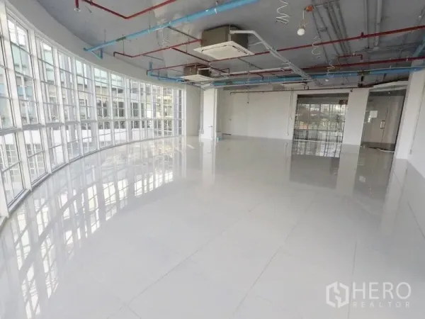 พื้นที่ขายปลีก ให้เช่าในKhlong Toei, Bangkok - ภายในสไตล์โชว์รูมสว่างไสว หน้าต่างรอบด้าน พื้นกระเบื้อง และระบบแอร์ท่อดักท์