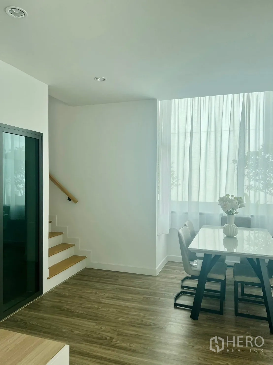 บ้าน ให้เช่าในBang Sao Thong, Samut Prakan - มุมทานข้าวติดบันได และหน้าต่างสูงจรดเพดานพร้อมผ้าโปร่ง