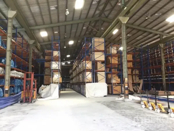 货栈 出租在Lak Si, Bangkok - 仓库内部挑高空间，钢梁屋架、混凝土地面与高位托盘货架通道。