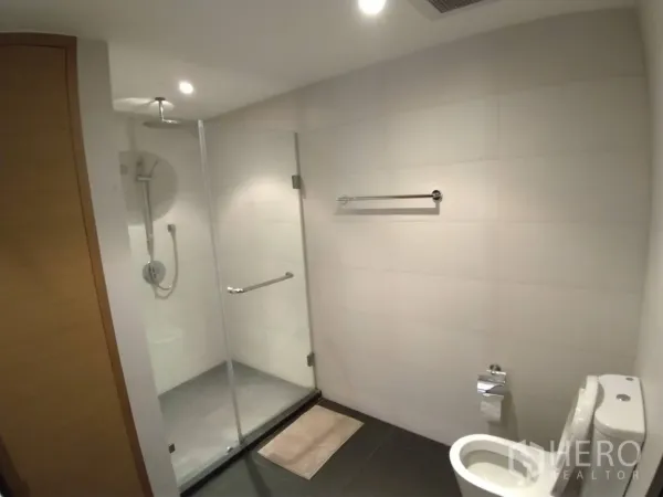 公寓 出租在Watthana, Bangkok - 第二卫生间，玻璃步入式淋浴间、雨淋花洒与毛巾杆。