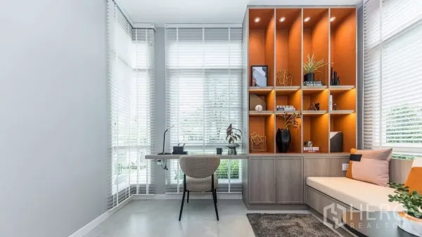 บ้าน ให้เช่าในPrawet, Bangkok - ห้องทำงานสว่างด้วยกระจกสูงจรดเพดาน โต๊ะบิลท์อินและชั้นโชว์มีไฟ