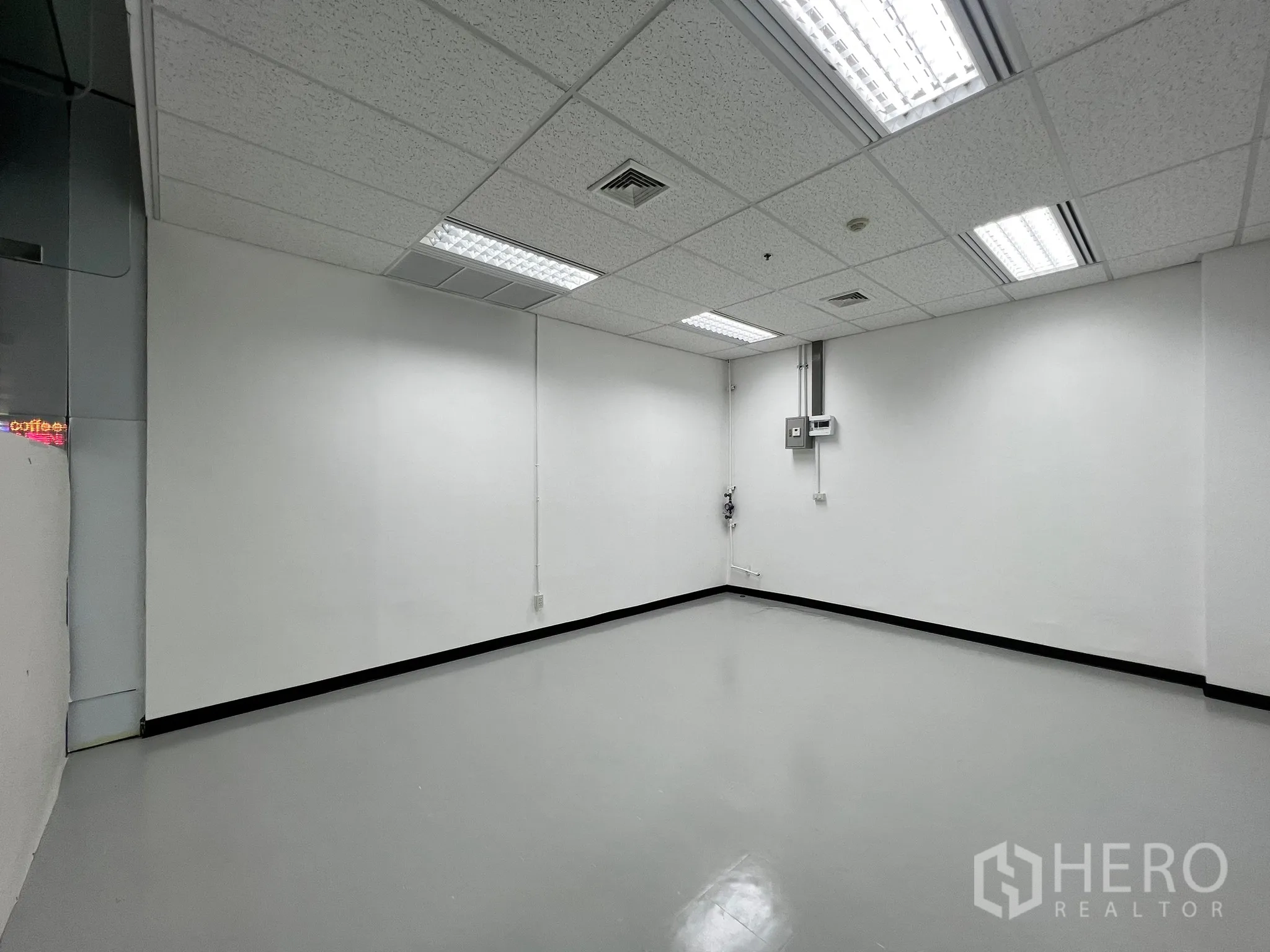 พื้นที่ขายปลีก ให้เช่าในWatthana, Bangkok - พื้นที่โล่งพร้อมปลั๊กไฟ เพดานแขวนและไฟยาวแบบฝัง