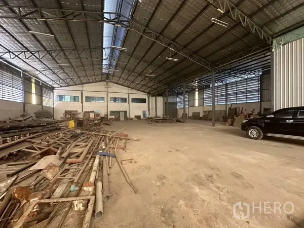 คลังสินค้า ให้เช่าในSaphan Sung, Bangkok - ฮอลล์โกดังเพดานสูง โครงเหล็ก มีสกายไลต์และพื้นที่เก็บของโล่ง