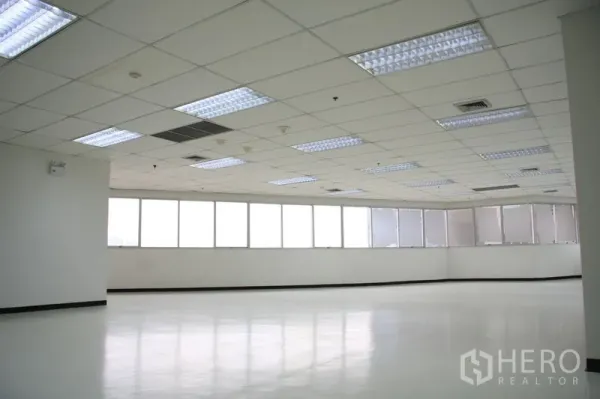 สำนักงาน ให้เช่าในChatuchak, Bangkok - พื้นที่สำนักงานแบบเปิดโล่ง กริดฝ้าเพดาน ไฟฟลูออเรสเซนต์ และหน้าต่างยาวแนวผนัง