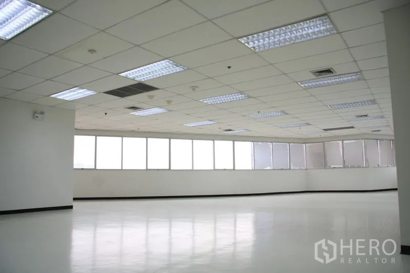 สำนักงาน ให้เช่าในChatuchak, Bangkok - พื้นที่สำนักงานแบบเปิดโล่ง กริดฝ้าเพดาน ไฟฟลูออเรสเซนต์ และหน้าต่างยาวแนวผนัง