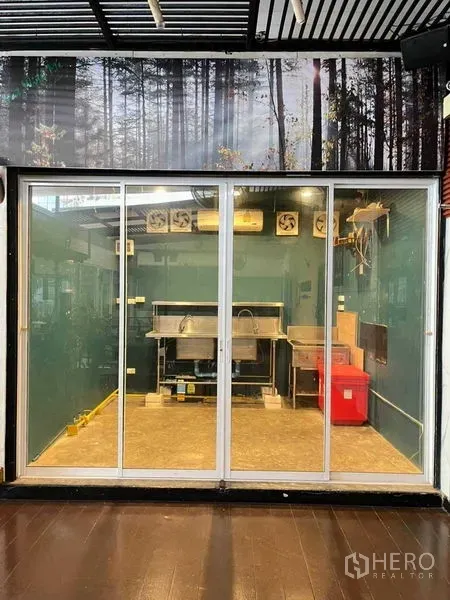 零售空间 出租在Khlong Toei, Bangkok - 整面落地玻璃店面，可见室内不锈钢水槽与设备的9平米铺位。