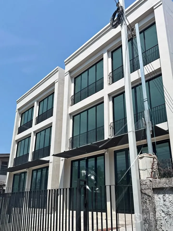家庭办公室 for rent in Bang Na, Bangkok - 现代三层Home Office外观，整面落地玻璃与阳台，前方金属围栏。