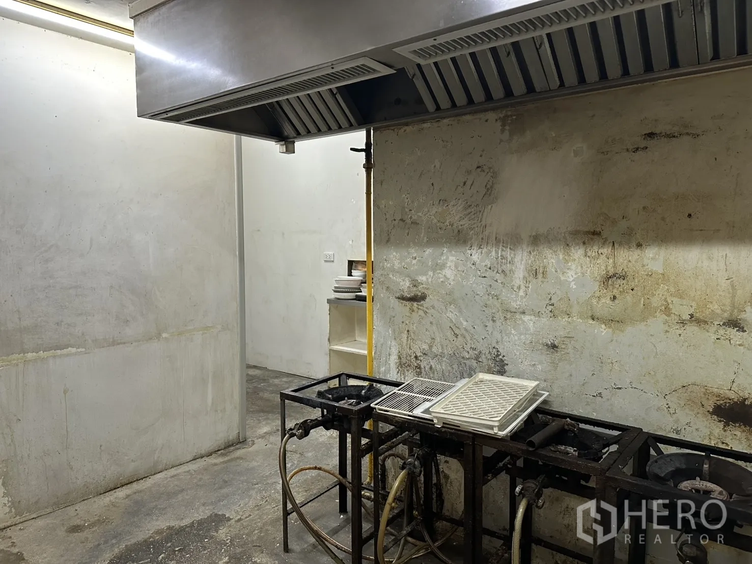 พื้นที่ขายของ for rent in Watthana, Bangkok - ห้องครัวหลังร้านพร้อมฮูดดูดควันเชิงพาณิชย์และเตาแก๊ส