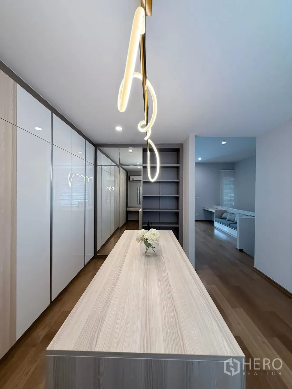 Townhouse for rent in Saphan Sung, Bangkok - Dressing room with floor-to-ceiling wardrobes and an island counter.