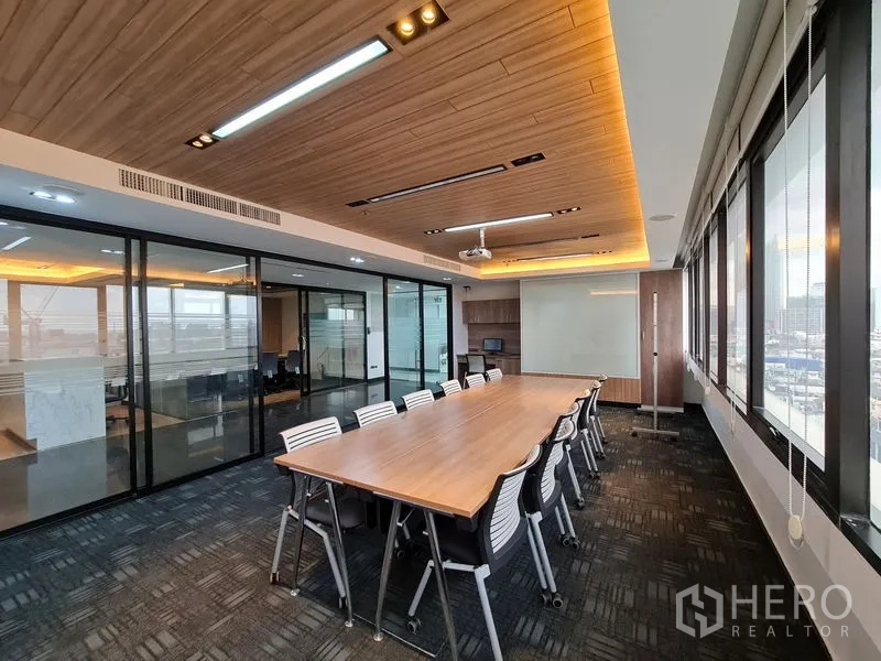 办公空间 出租在Bang Rak, Bangkok - 宽敞董事会议室，长桌、投影设备、木质天花与玻璃墙，眺望城市景观。