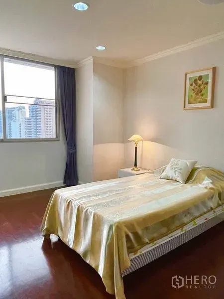 คอนโด ให้เช่าหรือขายในWatthana, Bangkok - ห้องนอนสว่าง วิวเมือง ผ่านหน้าต่างใหญ่ พร้อมโคมไฟข้างเตียง