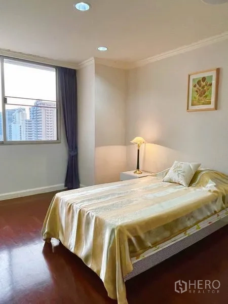คอนโด ให้เช่าหรือขายในWatthana, Bangkok - ห้องนอนสว่าง วิวเมือง ผ่านหน้าต่างใหญ่ พร้อมโคมไฟข้างเตียง