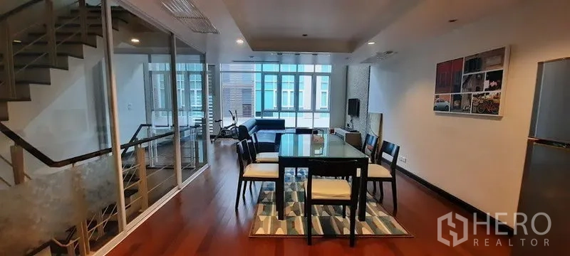 ทาวน์เฮาส์ ให้เช่าหรือขายในKhlong Toei, Bangkok - พื้นที่รับประทานอาหารติดบันไดกั้นกระจก พื้นไม้ และแสงธรรมชาติเต็มห้อง