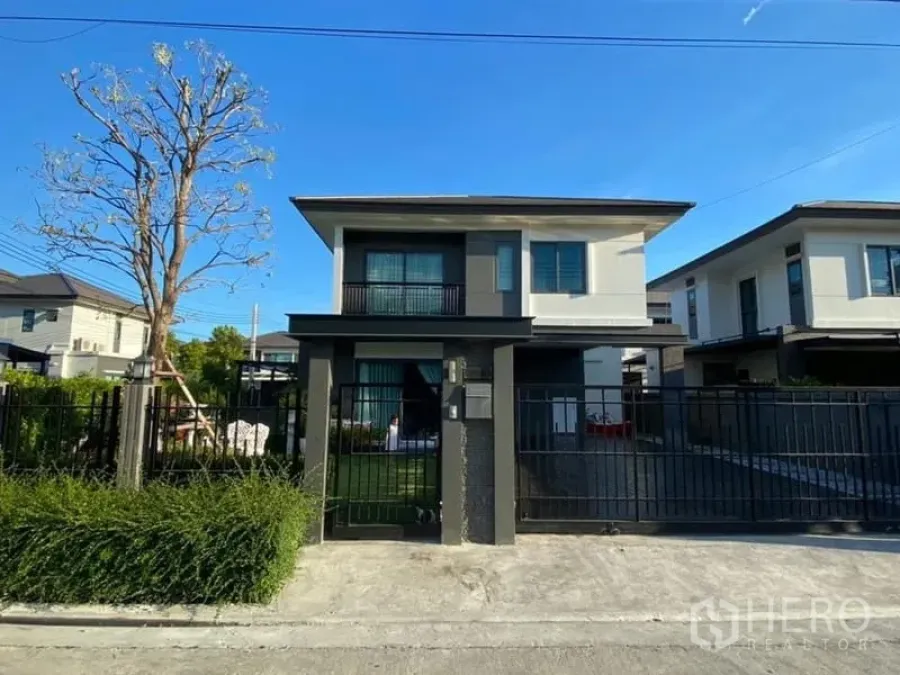 Detached House for rent in Bang Phli, Samut Prakan - Front facade of the two‑storey detached house behind a black metal fence.
