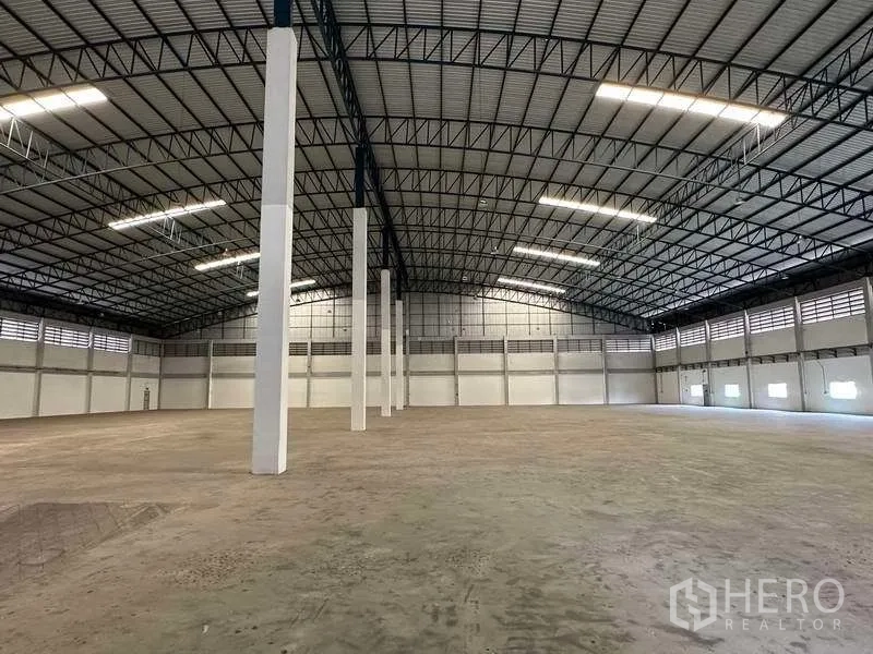 Warehouse for rent in Samut Prakan - Vast clear-span storage hall with tall ceiling and reinforced columns.