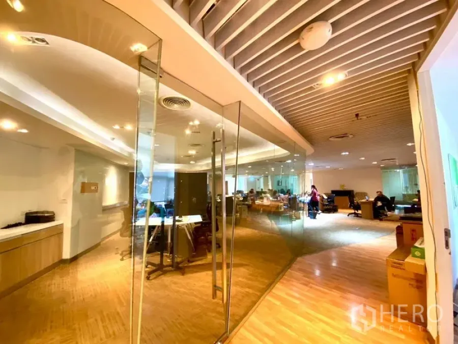 สำนักงาน ให้เช่าในWatthana, Bangkok - พื้นที่ทำงานแบบเปิดพร้อมห้องประชุมกระจก พื้นไม้ ตู้บิวต์อิน และไฟสว่างทั่วถึง