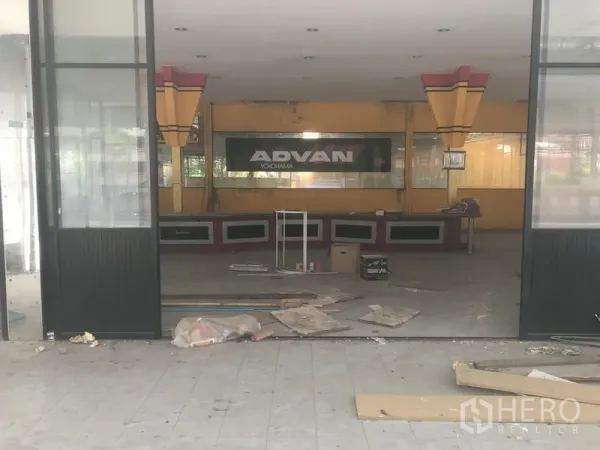 零售空间 出租或出售在Bang Khen, Bangkok - 主入口可见原接待台和开放式展厅。