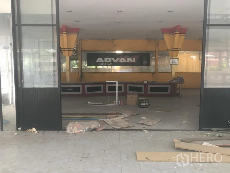 零售空间 出租或出售在Bang Khen, Bangkok - 主入口可见原接待台和开放式展厅。