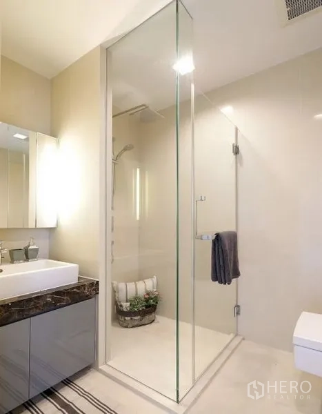 คอนโด ให้เช่าในWatthana, Bangkok - ห้องน้ำโทนขาวมินิมอล พร้อมตู้กระจกอาบน้ำแบบไร้กรอบและตู้อ่างล้างหน้า