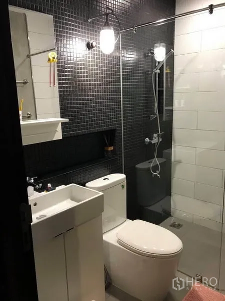 ทาวน์เฮาส์ ขายในWang Thonglang, Bangkok - ห้องน้ำสไตล์โมเดิร์นพร้อมตู้ชาวเวอร์กระจก กระเบื้องโมเสก และอ่างล้างหน้า